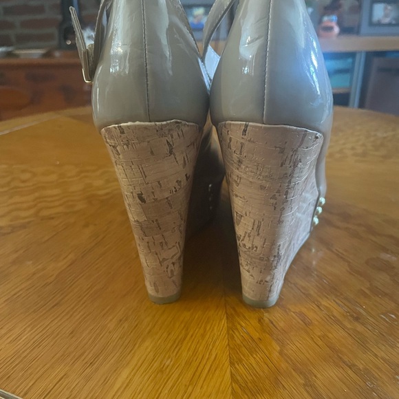 Taupe patent open toe wedges - Picture 3 of 4